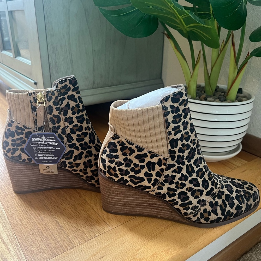 Tom’s leopard print wedges